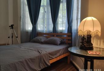 huge apartment near to Bahai Garden allows 18 year olds to book a room