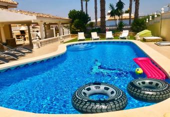 Villas Yanina Luxe Gran Alacant allows 18 year olds to book a room