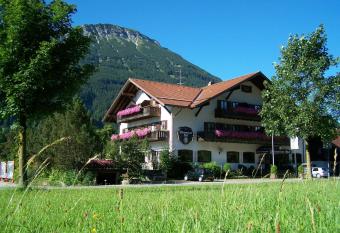 Hotel Pfrontener Hof allows 18 year olds to book a room