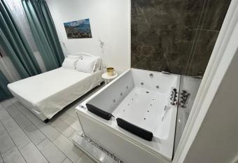 MERGELLINA AMORE e FANTASIA has rooms with a private hot tub