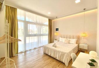 Elia Room & Garden has Balcony rooms