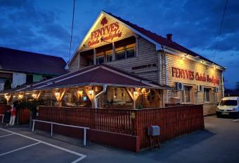 Fenyves Cs  rda Vend  gh  z has Balcony rooms