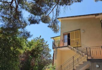 Appartamento delle Ginestre has Balcony rooms
