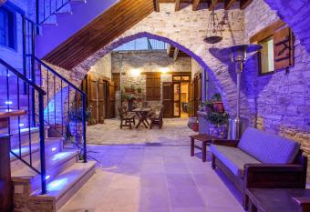 Lazaros Stonehouse has Balcony rooms