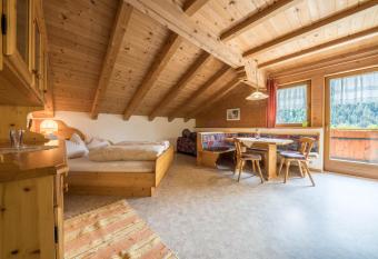 Haus Hubertus - Fewo 5 has Balcony rooms