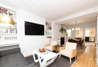 * Midcentury Modern Getaway * Prime Location * has Balcony rooms