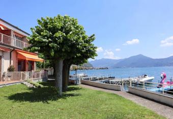 La finestra  allows 18 year olds to book a room