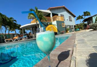 La Felicidad allows 18 year olds to book a room