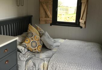 The cosy hut has Balcony rooms