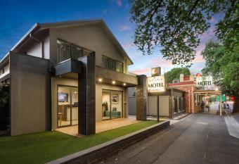 National Hotel Complex Bendigo has rooms with a private hot tub