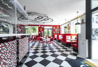 Motel Eldorado allows 18 year olds to book a room