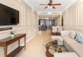 Luxury apt opposite MyKhe Beach Da Nang has rooms with a private hot tub