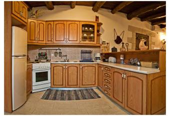 Villa Aloni has rooms with a private hot tub