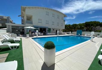 Elite Boutique Hotel allows 18 year olds to book a room