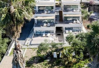 Laura maisons has Balcony rooms