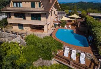 Villa Cipriano has Balcony rooms