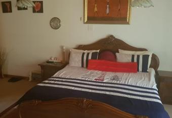 Royal Olympia Lodges & Safaris RSA has rooms with a private hot tub