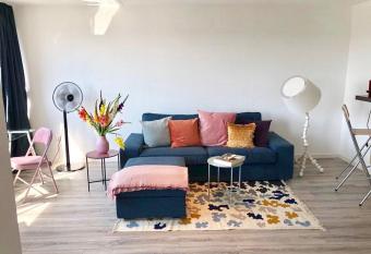 gro  es Appartement mit Aussichtsbalkon allows 18 year olds to book a room