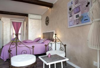 La Finestra Sulla Reggia has Balcony rooms
