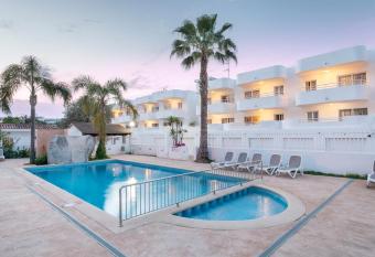 Olive Beach Apartamentos allows 18 year olds to book a room