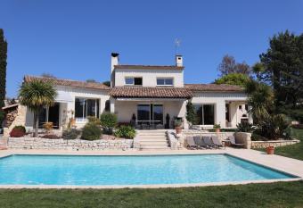 La Sousta allows 18 year olds to book a room