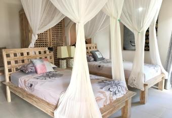 Felicianas Resort has rooms with a private hot tub