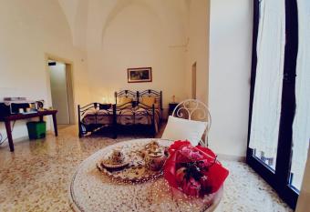 camera matrimoniale centro storico Galatina has Balcony rooms