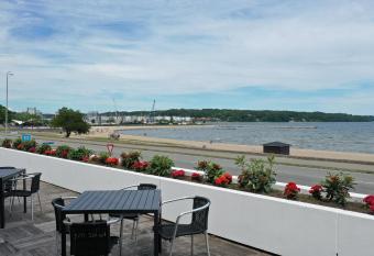 Hotel   sters   allows 18 year olds to book a room