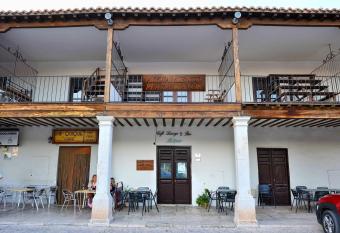 Alojamiento Colmenar de Oreja Plaza Mayor allows 18 year olds to book a room