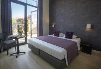 B&B Aurora allows 18 year olds to book a room