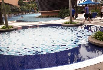 Golden Dream Service Suite at Times Square has rooms with a private hot tub