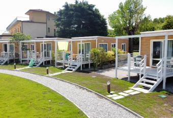 Belvedere Clusane Camping has Balcony rooms