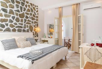 GOLDEN COAST NAXOS has Balcony rooms