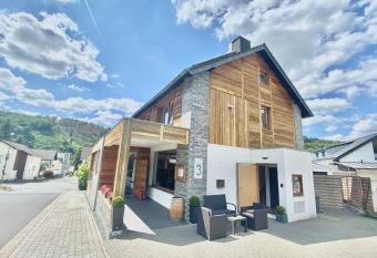 JUULS - Natur Hotel Garni allows 18 year olds to book a room