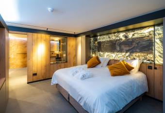 L Ardenne Autrement has rooms with a private hot tub