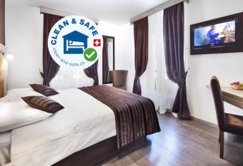 Hotel Strasbourg allows 18 year olds to book a room