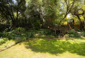 L anda Guesthouse & self catering has rooms with a private hot tub