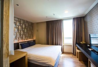 Central Hotel has rooms with a private hot tub