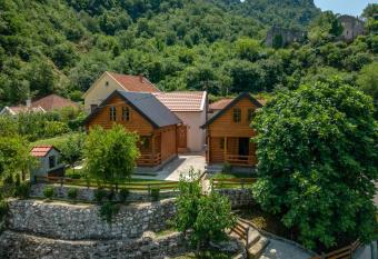 Green Hill has Balcony rooms