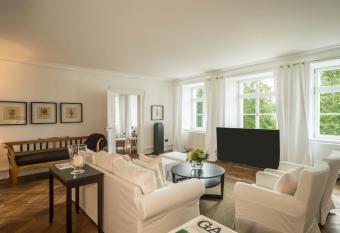 Schloss Kirchberg - am Park allows 18 year olds to book a room