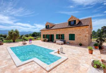 5 bedrooms villa at Stari Grad 900 m away from the beach with private pool furnished garden and wifi has Balcony rooms