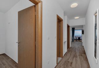 Apartments Villa Medo has rooms with a private hot tub