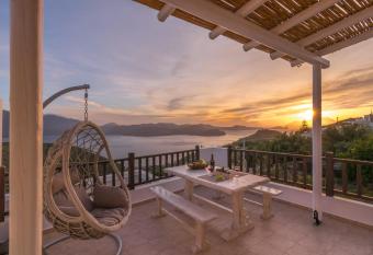 Deluxe Sunrise has Balcony rooms