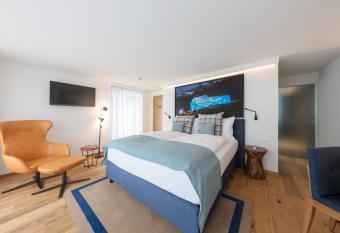 Alpine Rooms by Leoneck - Self Check-in Hotel allows 18 year olds to book a room