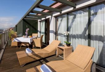 Royal Manotel has rooms with a private hot tub