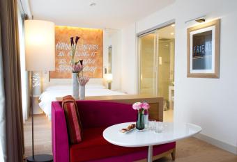 N   vY Manotel has rooms with a private hot tub