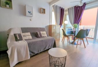 Appartement au calme avec terrasse et parking allows 18 year olds to book a room