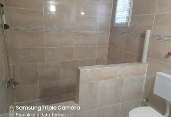 Pamukkale Batu Termal has rooms with a private hot tub