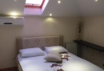 Motel Bra  a Lazi   has rooms with a private hot tub