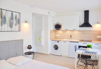 Dolmen Adrien 2 allows 18 year olds to book a room